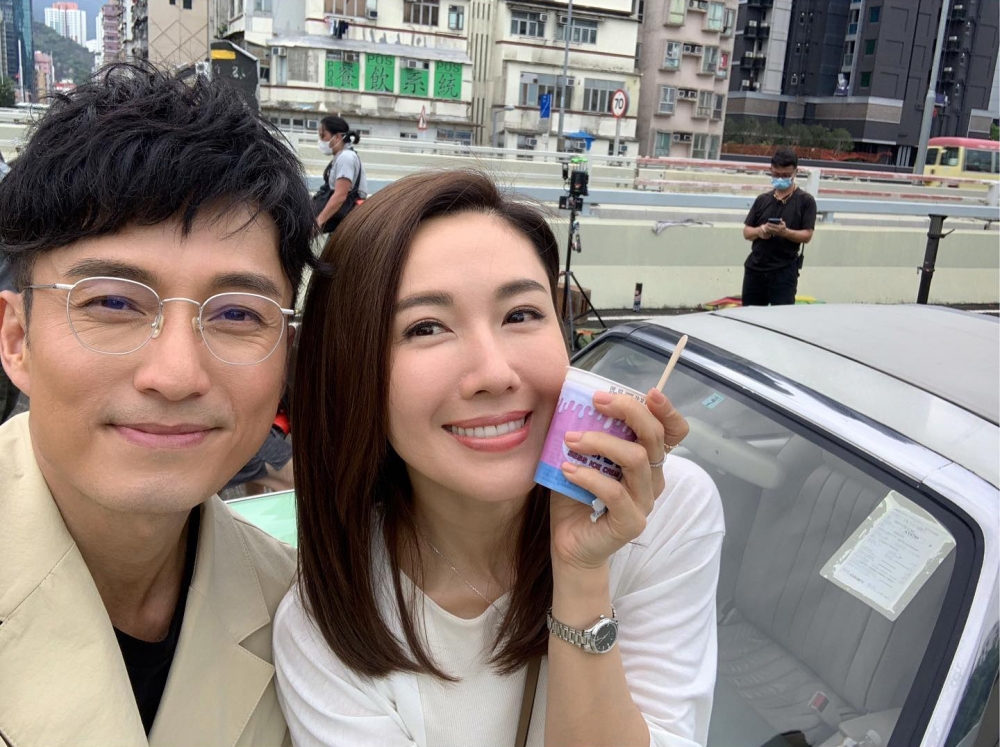 同劇拍檔陳山聰仲一度以為Selena嘅「大細眼」係整形所致。
