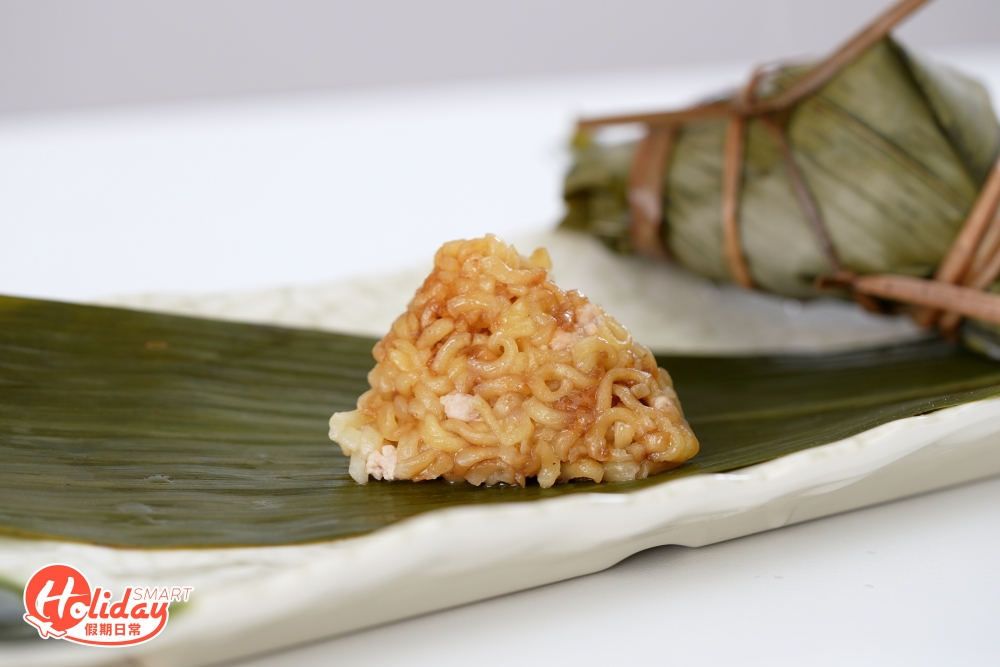 味道有點像珍珠雞，粽葉香滲透麵條。