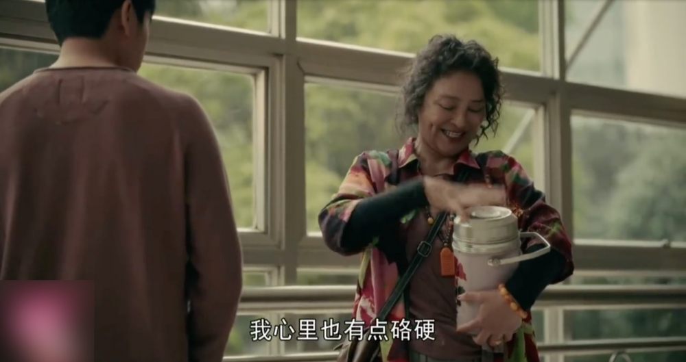 奶奶開心地從兒子手中拿取胎盤。