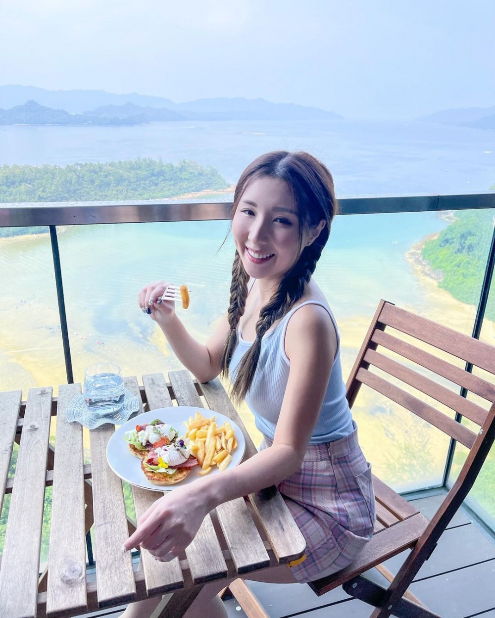 譚嘉儀不時會坐喺露台望住超靚嘅美景食早餐，生活非常寫意