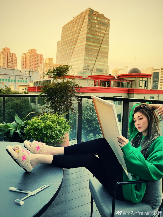 李彩華家中有開揚露台。