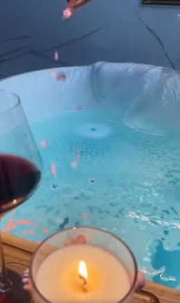 之後,佢仲一邊飲紅酒,點蠟燭浸浴