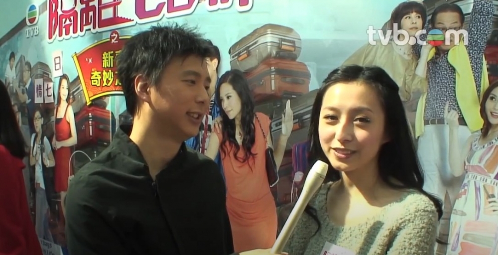 鄧健泓2010年爆出與龔嘉欣熱戀,二人交往期間曾一齊出演電視劇《隔離七日情》
