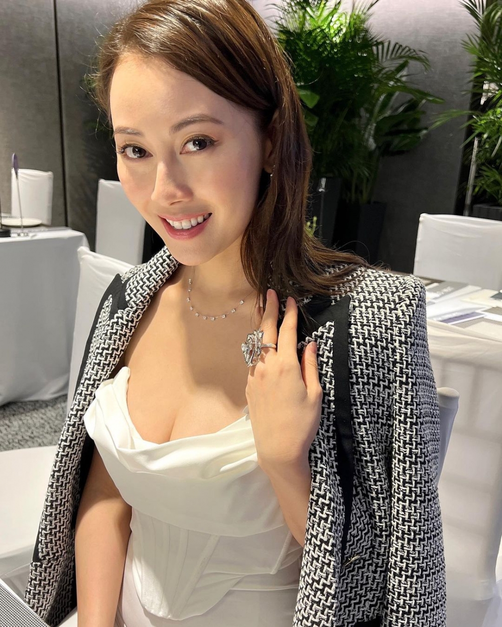 袁嘉敏又提到鍾培生嘅朋友陳先生,話對方結婚時鍾培生擔任伴郎