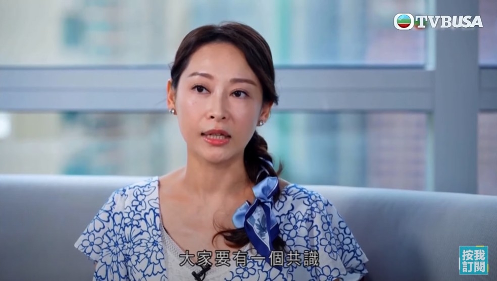 兩姊妹一起儲錢上車。
