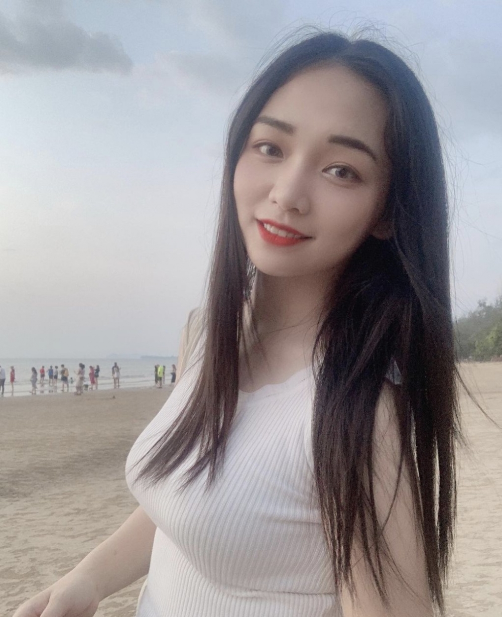 洋腸IG嘅照片完全睇唔出係「大碼女孩」,睇落四肢纖幼!