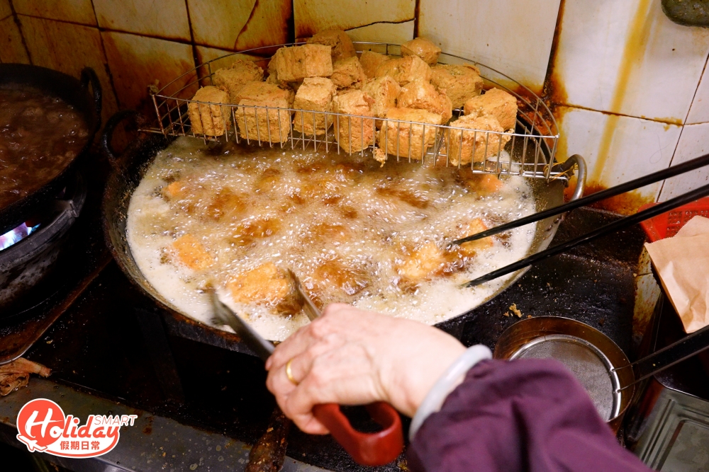 美味食店的臭豆腐件件即叫即炸，口感保留外脆內軟！不少食客亦大讚經過油炸的臭豆腐，做到外皮爽脆但咬落口感鬆軟。蘸點甜醬及辣醬同吃，酸酸甜甜的味道簡直絕配。