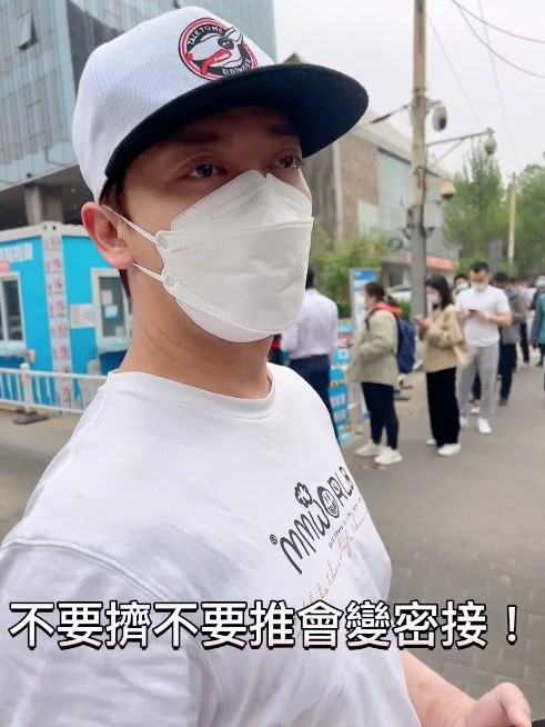 日前陳曉東就喺抖音拍片落街做檢測，見佢一臉風騷，邊行邊唱歌，似乎心情好好。