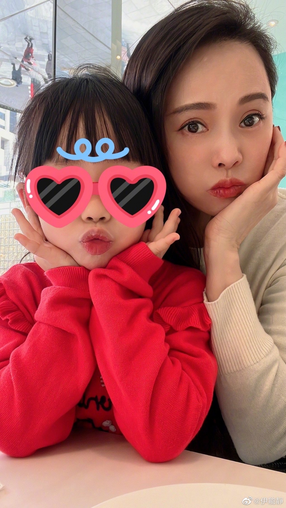 伊能靜與女兒「小米粒」合照。