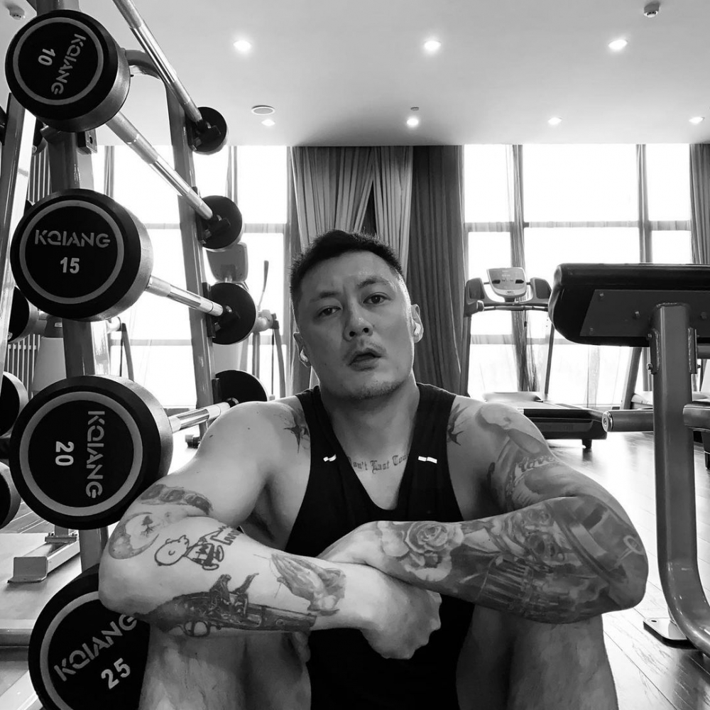 雖然無影視作品,但余文樂仍然不時做gym,早年更擁有臂肌、腹肌,身型操到勁fit