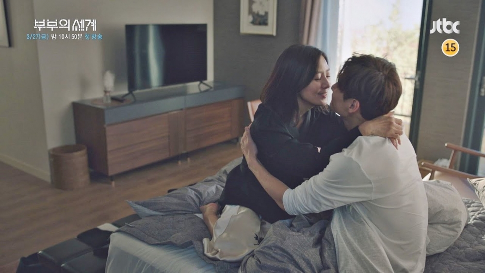 兩人嘅關係即時成為焦點，有人認為佢哋明顯係婚外戀，並相約喺女方屋企密會。