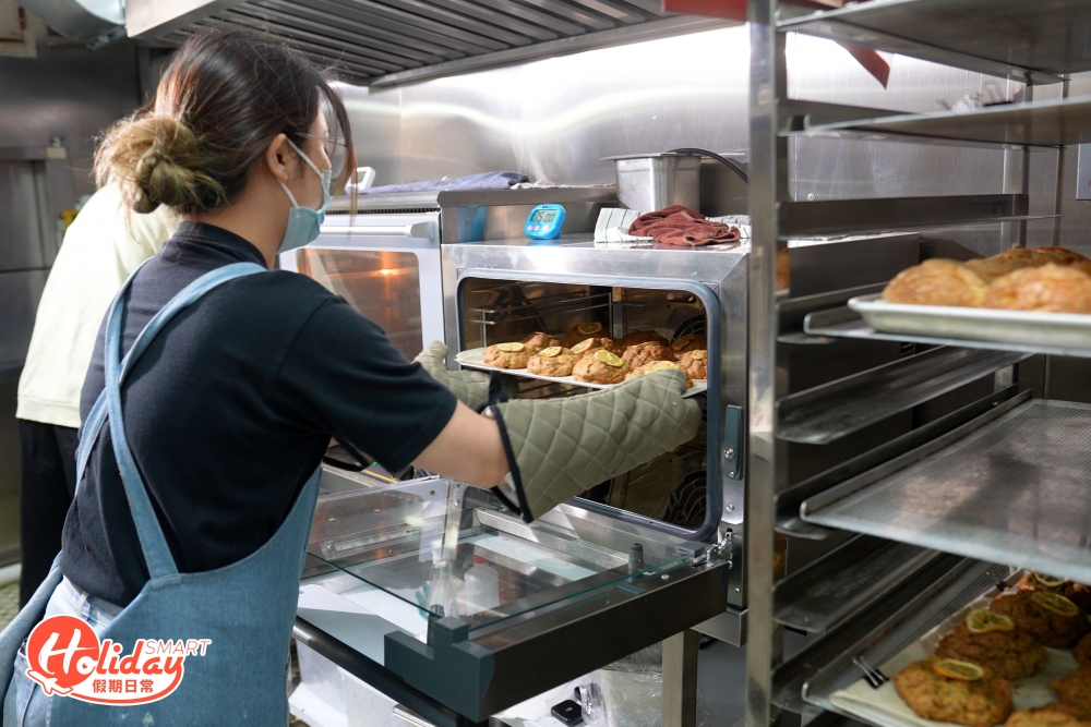Tiffany為了重用餅房製作麵包甜品,於是重新裝修閣樓並加裝冷氣,「原定計劃批量出產雞尾包、菠蘿包等街坊麵包,填滿門前的餅櫃,可惜因為電力問題,餅房難以負荷多個焗爐同一時間運作」,令批量出產的願望變得遙遙無期。