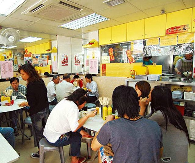 小店更以有性格見稱，例如淨腩不設外賣、堂食吃剩不准帶走、所有粉麵一律不接受雙拼等，加上價錢不算便宜，牛腩各部位的粉麵則每碗約50至70元。淨食更加是貴一倍，不過仍然吸引不少街坊和跨區客支持。