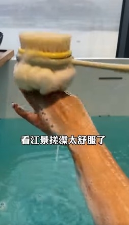 佢終於可以享受假期!