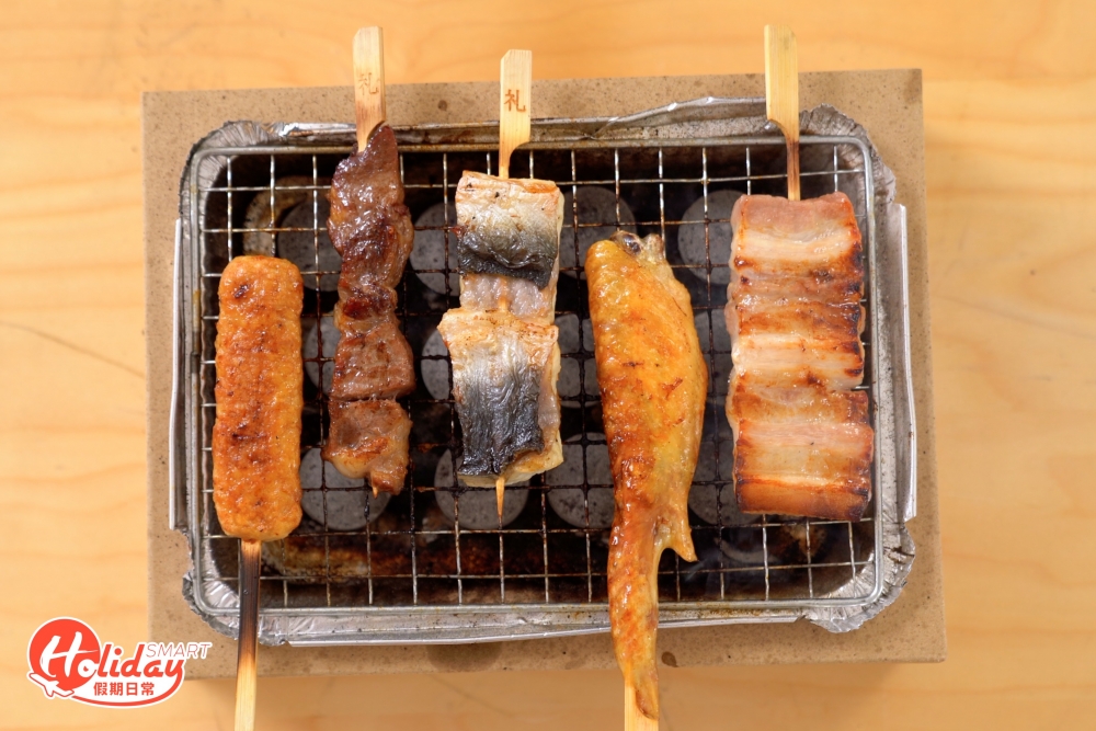二人前特盛盛合總共有10本串燒,包括厚切風鱔、免治雞肉棒配醬油蛋、阿波美雞手羽先、黑豚腩肉、鹿兒島一口和牛、原隻日本魷魚、熟食豬腸蘿蔔味噌煮和紫菜飯糰。