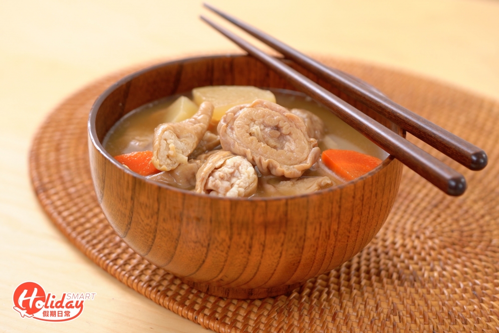 除了生串燒,更有熟食豬腸蘿蔔味噌煮,豬腸和蘿蔔份量相當足料,只需要加熱即可食用,另搭配燒至微焦香脆的紫菜飯團同食,是正宗的日本風味。