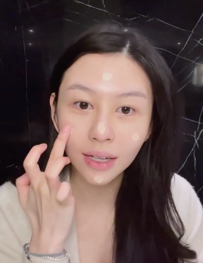 網民大讚沈月皮膚本身就好好~