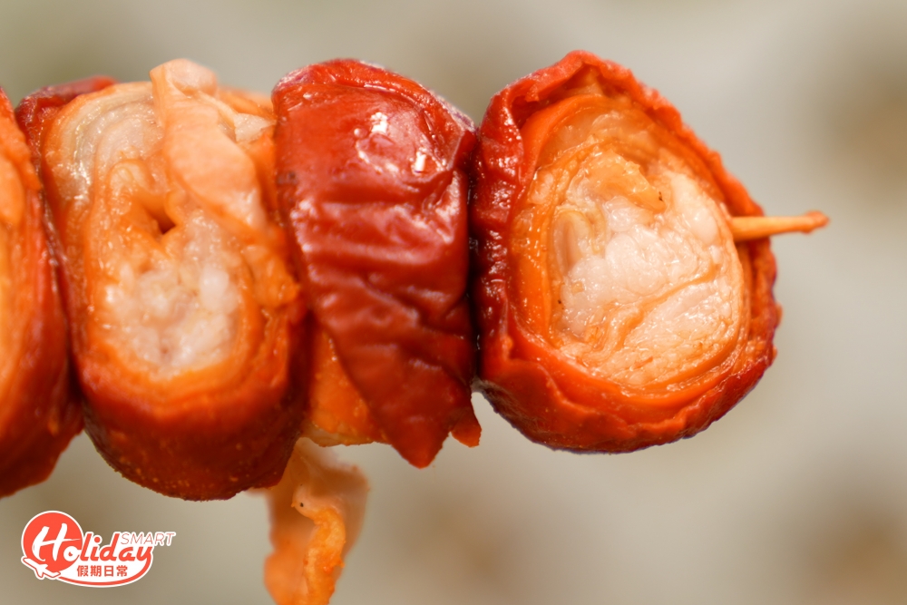 更有食客一次過購買10串炸大腸和10包炸豆腐。想味道更加昇華，可以伴芥辣醬同吃，惹味濃郁。 