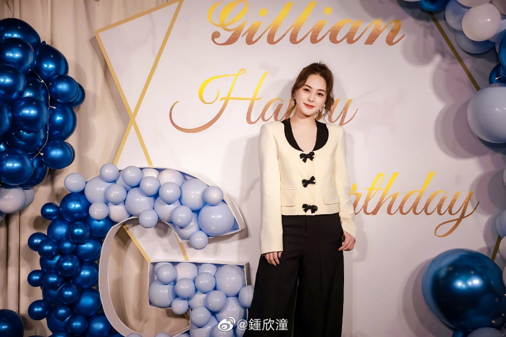 阿嬌下顎線突出,明顯回復V字臉型,加上皮膚光滑零瑕疵,網民紛紛激讚佢重回顏值巔峰