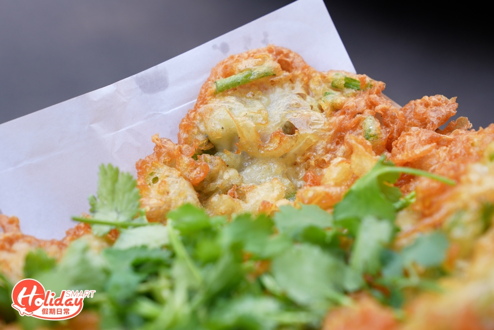 蠔餅以粉漿、蔥及蠔仔拌勻，用上湖北雞蛋，炸出來夠金黃色。