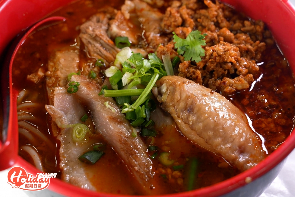 想淺嘗辣味的有酸辣湯米線。酸酸辣辣的味道非常開胃，雞翼肉質柔嫩。