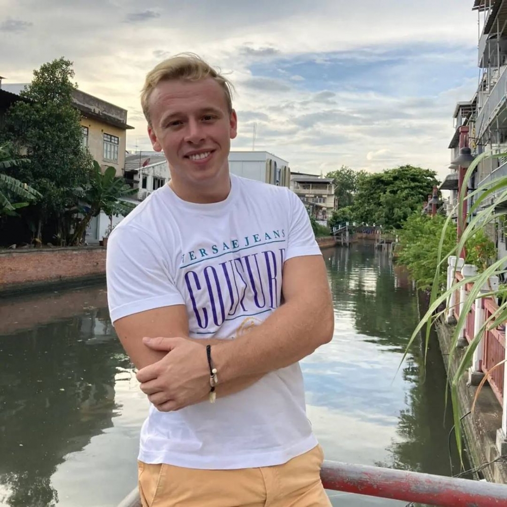 日前一名比利時男子Frederik de Vreese到訪曼谷時獲一位美女送上抱抱,惹同行友人羨慕