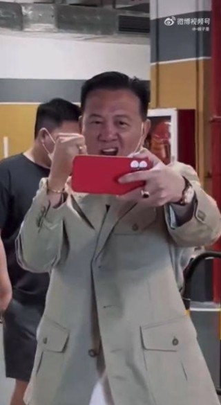 上個月萬梓良喺深圳進行檢測時,就拍攝短片自我打氣,高呼「加油!」