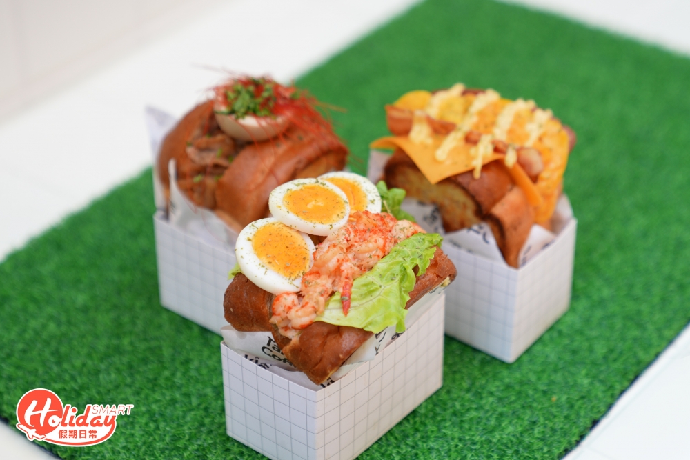 食物方面，Cafe暫時提供韓式爆餡吐司和窩夫，其中吐司總共有3款口味選擇，分別是經典口味、小龍蝦沙律和照燒牛肉，烘到金黃酥脆的厚吐司夾著不同配料，款款都爆餡非常足料！