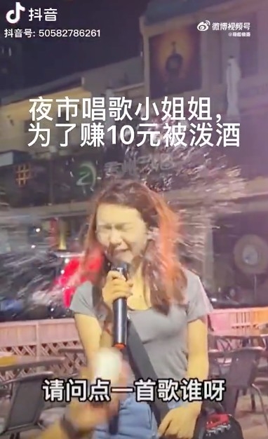 從濺出嘅水花相信白衣男十分用力，而女歌手臉上同頭髮都濕透，非常狼狽