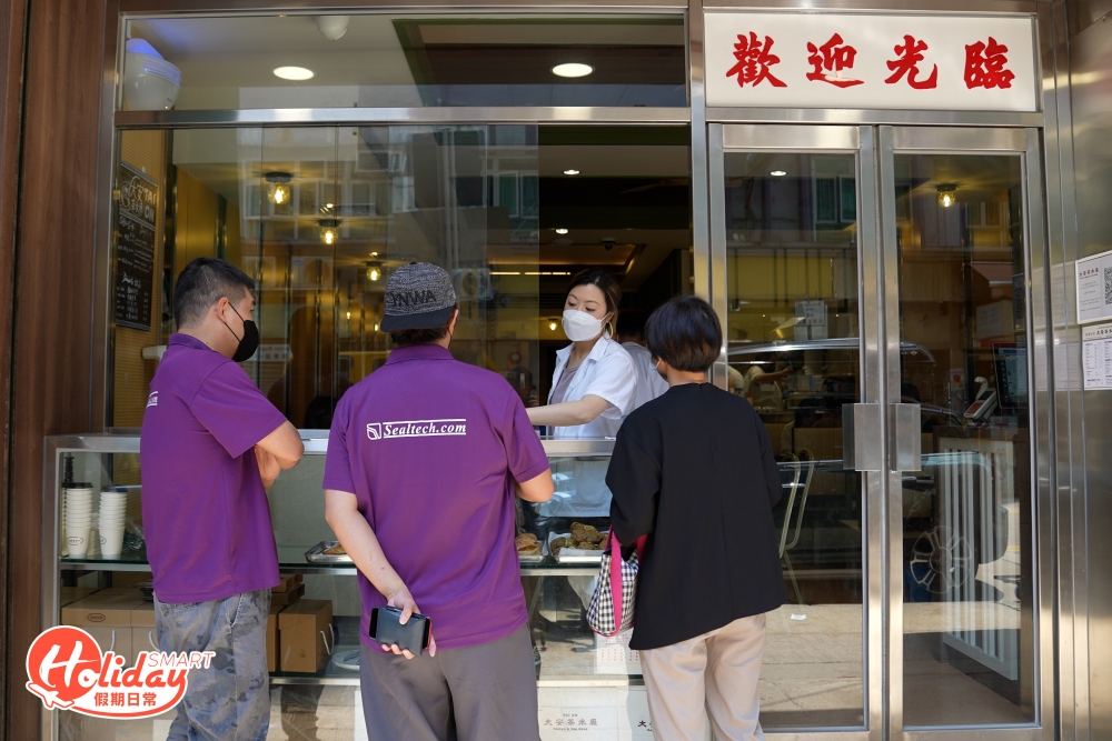 舊物愛好者Tiffany和丈夫一向鍾情於香港舊建築,不時會參加社區導賞團,早年更以長沙灣街坊的身分帶團講解當區的歷史建築和舊地貌,眼見近年一間又一間的舊冰廳相繼結業,早已萌生起想接手老店的念頭,輾轉下發現「大安茶冰廳」前東主陳生計劃賣盤移民,於是膽粗粗接手成為新東主。