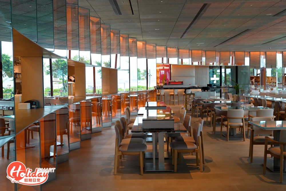 西九博物館M+有間以全日餐飲為賣點的ADD+，店內供應食物款式多樣化，以水泥及木系為裝修風格，並加入不少玻璃，呈現拆射效果。