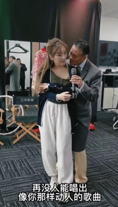 然而,萬梓良卻突然將女伴舞攬住!