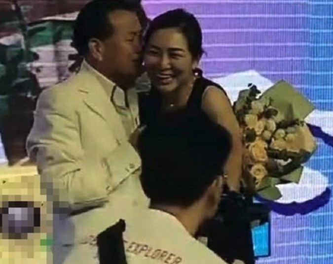 曾有女粉絲因為興奮攬住萬梓良,而佢就立刻喺對方耳邊唱歌答謝~