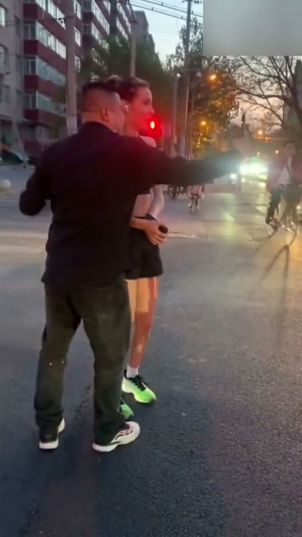 谷愛凌應要求與粉絲合照