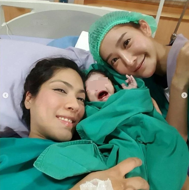 富有愛心嘅Tangmo收養了經紀人女兒。