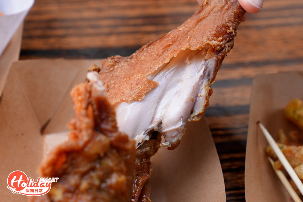 咬落有咔嚓聲，肉汁在口腔爆出，食時更可灑上辣粉，食落更有層次。