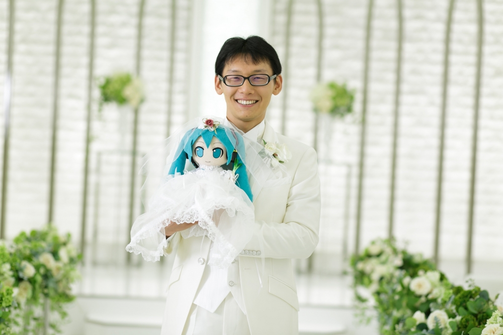 2018年11月近藤顯彥同初音未來舉辦婚禮,男方豪花2百萬日圓租場,婚禮上新娘初音亦著上婚紗,並戴上近藤顯彥挑選嘅婚戒。