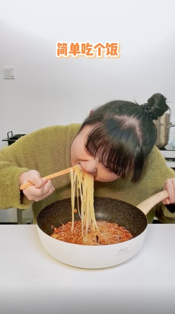 細細粒拍抖音除咗直播,仲會開「吃播」每晚都大食特食
