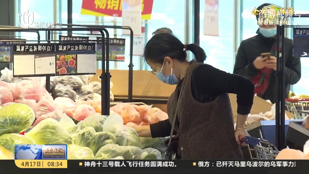 吳女士因為頻繁出現於新聞片段中,被網民質疑係臨時演員!