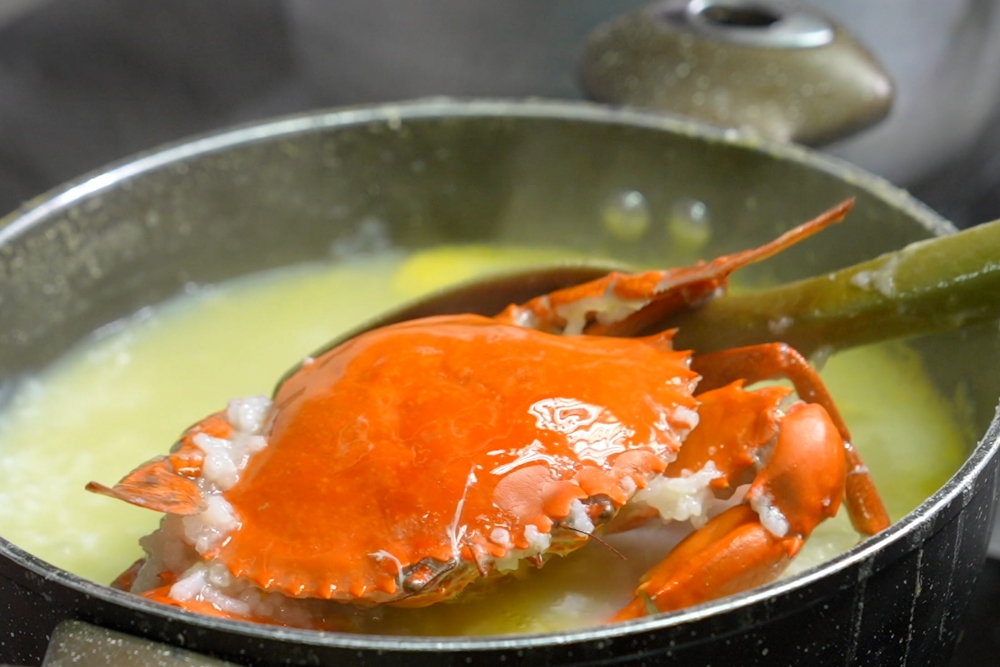 彩虹串燒專門店會選擇較冷門，在家不能烹調的食物。例如燒扇貝和招牌膏蟹粥。叻姐每日到街市取蟹保證新鮮，即劏即煮，將蟹件放入粥內炆煮，蟹粥充滿鮮味和滿瀉的蟹膏！ 