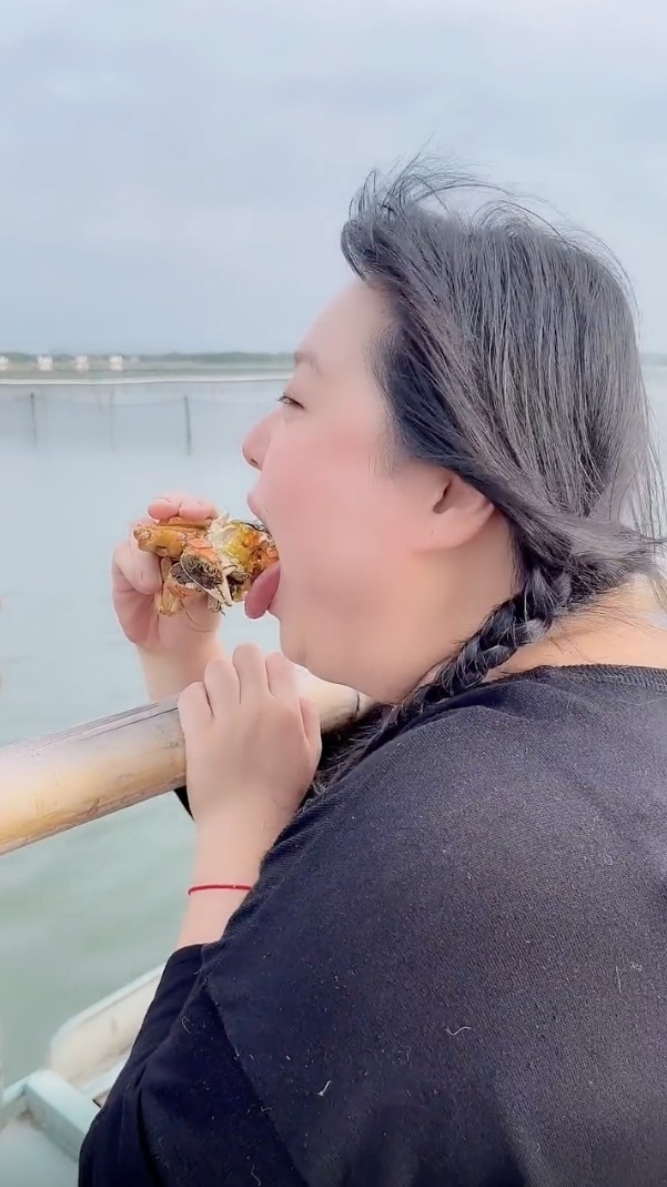 細細粒去過陽澄湖品嚐大閘蟹。