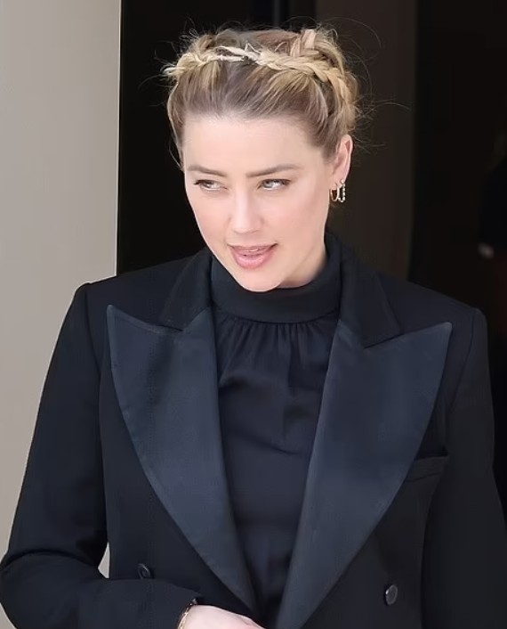 Amber Heard 4月14日嘅造型與前夫前一日都類似