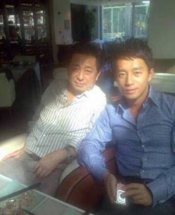 汪小菲父親為汪則翰，汪小菲五官同爸爸都十分相似，好有父子相。