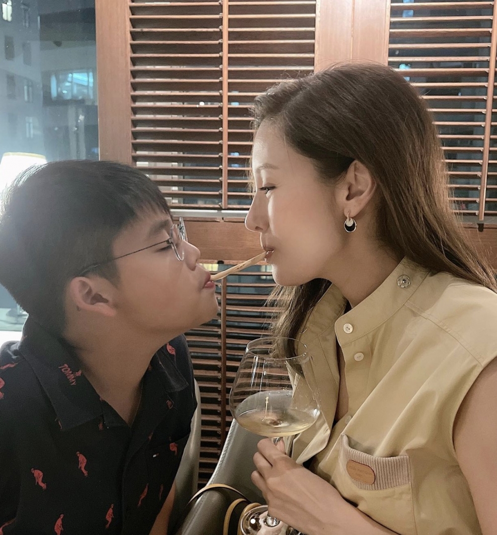 Jayden同媽媽一樣眼大大～