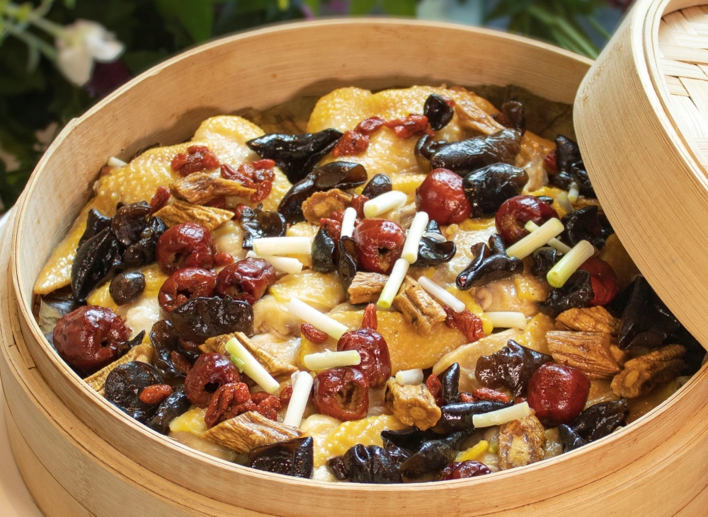 籠仔藥膳蒸滑雞~