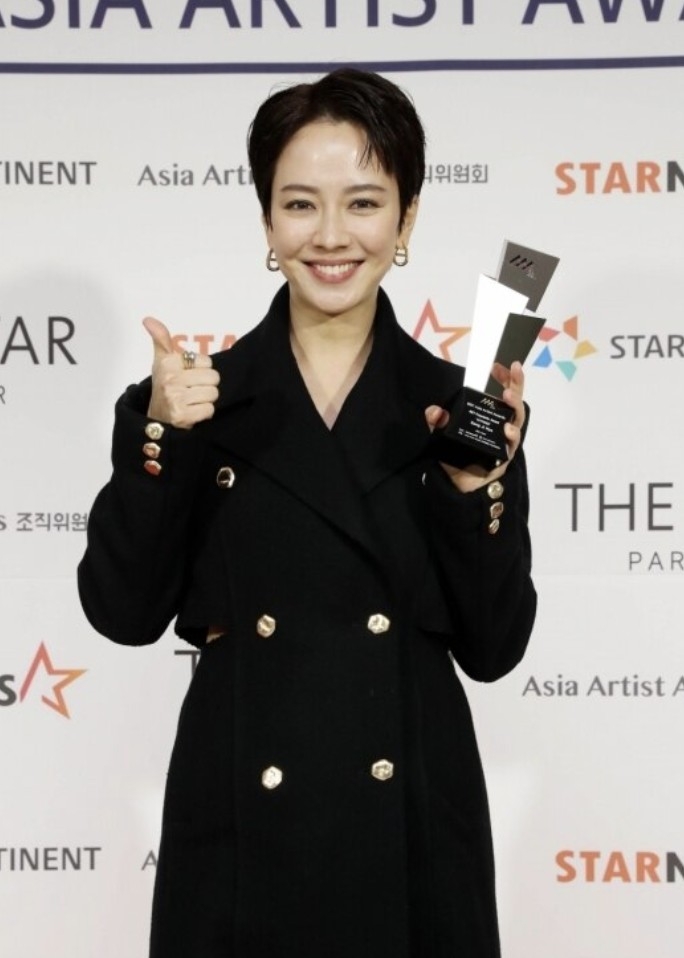 網民亦批評全身黑嘅造型未免太過沈悶！