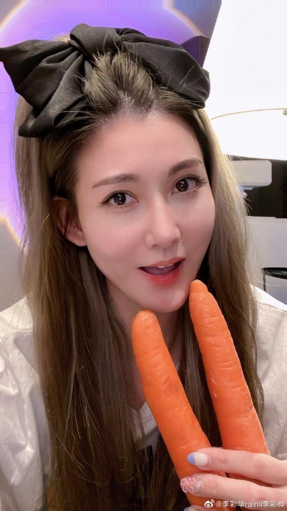 有指李彩華居住在月租10萬嘅上海豪宅內。