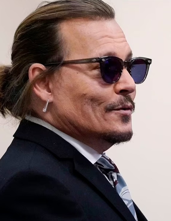 Johnny Depp 4月18日以馬尾look現身