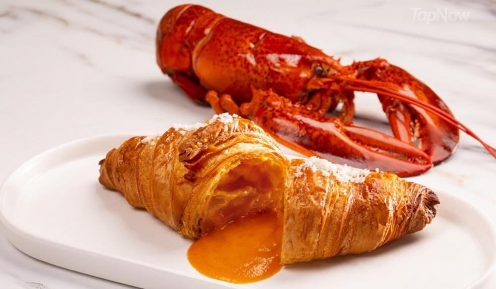 嚟到一定要試下「招牌龍蝦湯流心牛角包」