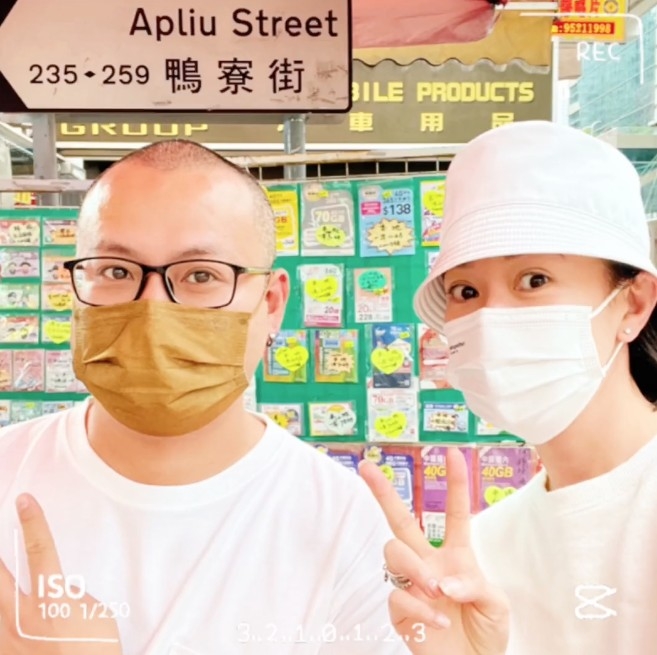 有指佘詩曼媽媽身體欠佳所以佢就決定暫停內地工作陪伴母親。日前佢就同細佬兩人去深水埗區搵食。